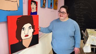 Mar�a Eugenia Reiriz con el cuadro de Roc�o Jurado que aporta a la Mostra de Mulleres Creadoras