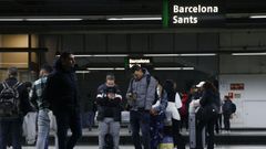 Varios usuarios de la red de Cercan�as de Catalu�a, este lunes en la estaci�n de Sants.