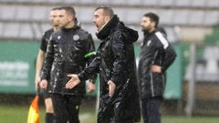 Yago dando indicaciones bajo la lluvia en A Malata.