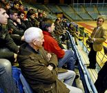 El presidente, Ram�n Garc�a, en la charla con la afici�n.