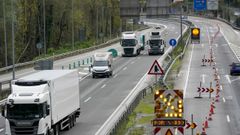 Vehículos circulan por la AP-66 a su paso por Campomanes, Asturias