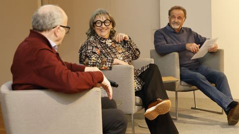 Asunta Rodr�guez present� ayer en el Marco de Vigo su libro �Como flota el aceite sobre el agua�, en el que repasa los 40 a�os de la Galer�a Trinta, acompa�ada de Miguel Fern�ndez-Cid, cr�tico y director del museo, y el pintor Manuel Quintana Martelo, presidente de la Real Academia Galega de Belas Artes y uno de los fundadores de la galer�a compostelana