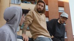 Timoth�e Chalamet, Lionel Messi y Bad Bunny, en un fotograma de �Backyard Legends�
