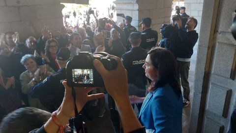Elena Candia sali� a saludar a sus simpatizantes en la puerta del Concello