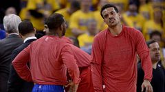 Los jugadores de los Clippers, con la ropa del rev�s