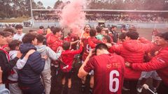 La afici�n celebrando en el campo Novo Municipal la victoria del Estradense.