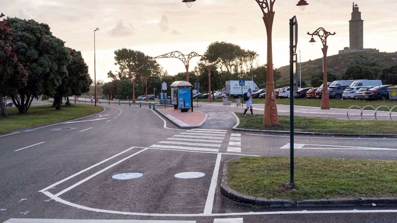 La renovación del firme en el entorno de la torre de Hércules permite ganar 30 plazas de estacionamiento gratuito