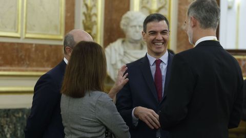 El presidente del Gobierno charla con el rey, de espaldas en la imagen