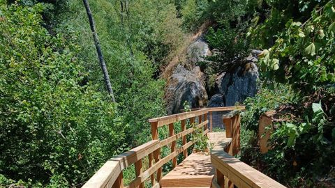 Una aspecto de la nueva pasarela que lleva a la cascada de Portizó, que se suma a otra construida en el 2021