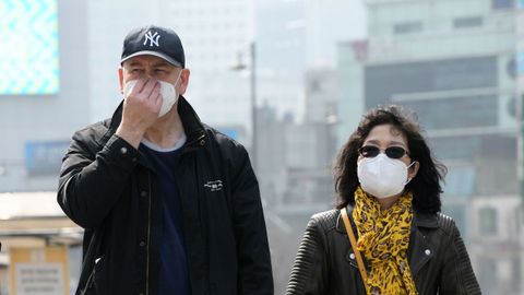 Ciudadanos se protegen de la alta contaminación del aire en Seúl