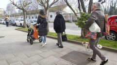 Vecinos paseando el lunes por la carretera de Catabois.