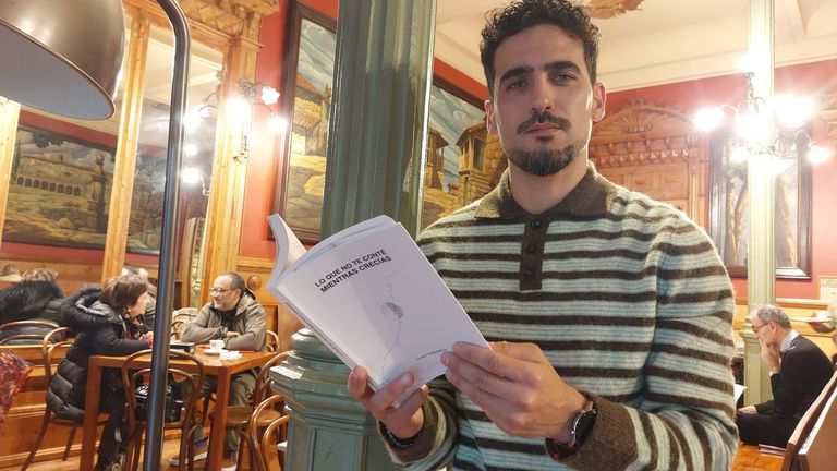 Hugo Sanmart�n, en el Caf� Moderno de Pontevedra