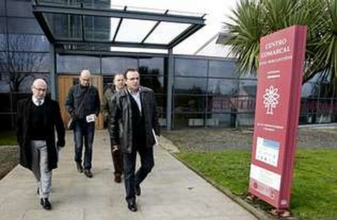 Severino �lvarez, gerente de Sodeco (izquierda), junto a los alcaldes de Cabana, A Laracha y Malpica.