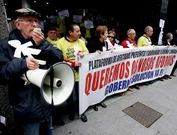 Los afectados se concentraron ayer frente a la sede principal de NCG en A Coru�a.