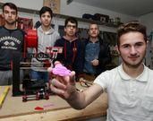 Los chavales muestran los llaveros que elaboran con su impresora 3D