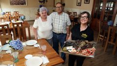 Marina Garc�a con marisco, due�a del restaurante Gar-San, en Palmeira, con sus padres Manuel Garc�a Fontao y Pilar Sampedro