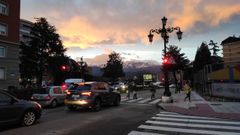 Vista de la Sierra del Aramo nevada desde la Plaza Castilla de Oviedo, con tr�fico para su acceso