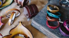 Algunas de las piezas creadas en el taller de cuero de Allariz