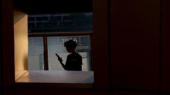 Un ni&ntilde;o mirando su tel&eacute;fono m&oacute;vil, en una imagen de archivo