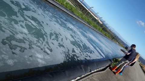 Primer tramo del canal que lleva el agua de mar a la piscifactor�a