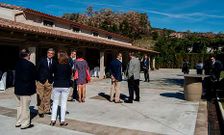 El presidente de La Rioja Alta actu� como anfitri�n de la visita por las nuevas salas.