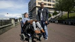 Daniel Fia�o, con su padre, en una foto tomada en A Coru�a a principios de este mes