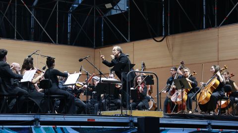 La Orquesta de Cámara Galega, ayer en María Pita, bajo la dirección de Rogelio Groba