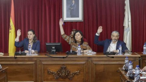 Junto a la alcaldesa Elena Candia se sentaron la edila no adscrita, Mar&iacute;a Reigosa, y el portavoz del gobierno, Ram&oacute;n Cabarcos