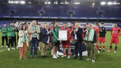 El Paiosaco, con las autoridades, tras la final de la Copa Coru�a.