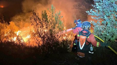 Labores de control del incendio de Tres Cantos durante la noche
