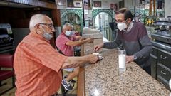 Bar Par�s, en Pontevedra, con clientes consumiendo en la barra tras el fin de las restricciones