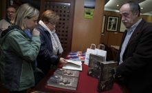 Marta Pedrosa y Manuel Teira, en primera fila, durante las presentaciones literarias, a las que tambi�n acudi� Luisa L�pez. 