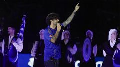 El cantante Melendi acta en el homenaje al centrocampista del Oviedo Santi Cazorla este jueves en el estadio Carlos Tartiere, en Oviedo, en uno de los actos del centenario del equipo asturiano