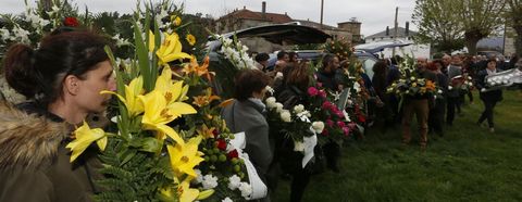 Momento de los funerales ayer por la tarde en la iglesia de Santa Mara de Bacoi, en Alfoz. 