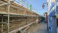 El muro derrumbado en la Muralla ha sido ya reconstruido, en apenas cinco semanas.