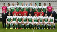 El equipo y parte del consejo, en la foto oficial 2014/15