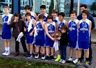 El Artai, tras conseguir su trofeo. De izquierda a derecha: Rub�n, Dani, Pablo, Mario, Carlos, Jacobo, Abelenda, Eduardo, Paulo (hijo del t�cnico), Manu, Mario, P�rez y el t�cnico Diego Rivas.