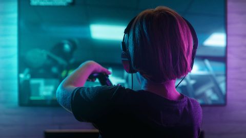 Un menor jugando a la consola en una imagen de recurso