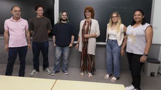 Francisco Rial Cepeda, segundo por la izquierda, es el jefe de estudios, y Mari Carmen Sanjurjo, tercera or la derecha, es profesora de lengua castellana. Con ellos, en un aula, alumnos y exalumnos