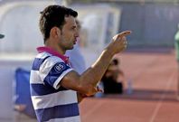 El entrenador del Lemos, Mart�n Murado, da instrucciones en el campo de A Pinguela. 
