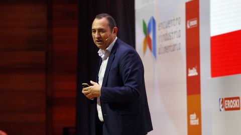 El director de Compras de Vegalsa-Eroski, Jorge Eiroa, durante su ponencia.