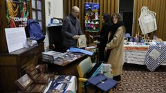 El mercadillo solidario de Manos Unidas est� instalado en los locales parroquiales de la iglesia de San Nicol�s