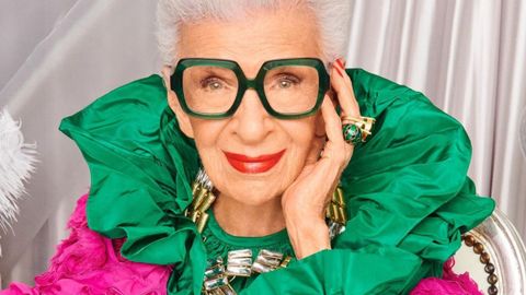 Iris Apfel en una de las imágenes de la campaña de su colección de gafas con Zenni Optical para celebrar sus 100 años