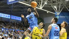 Bakary Dibba se eleva por encima de Shermadini en el Breog�n-Tenerife del pasado s�bado