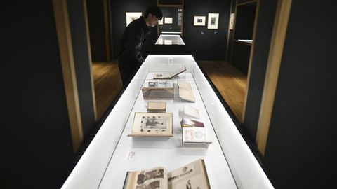 Vista de algunos manuscritos originales expuestos en la muestra.