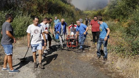 Incendio forestal en Meln, entre las aldeas de Quins y Vilaverde