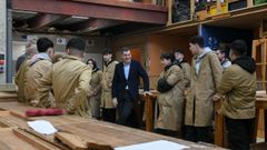 El conselleiro de Educaci�n, Rom�n Rodr�guez, charlando con alumnos de Madeira del CIFP Polit�cnico de Santiago. Este centro implant� de forma piloto los intinerarios integrados en FP