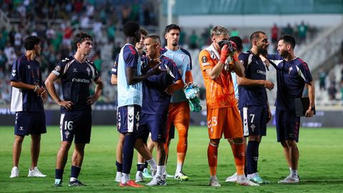 Los jugadores del Celta, afectados tras la derrota ante el Omonia.