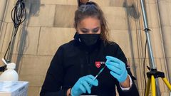 Una sanitaria prepara una dosis de la vacuna contra la covid en una de las capillas laterales de la Catedral de San Esteban de Viena