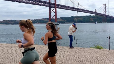 Varias personas pescan y hacen ejercicio en la ribera del r�o Tajo, en Lisboa.